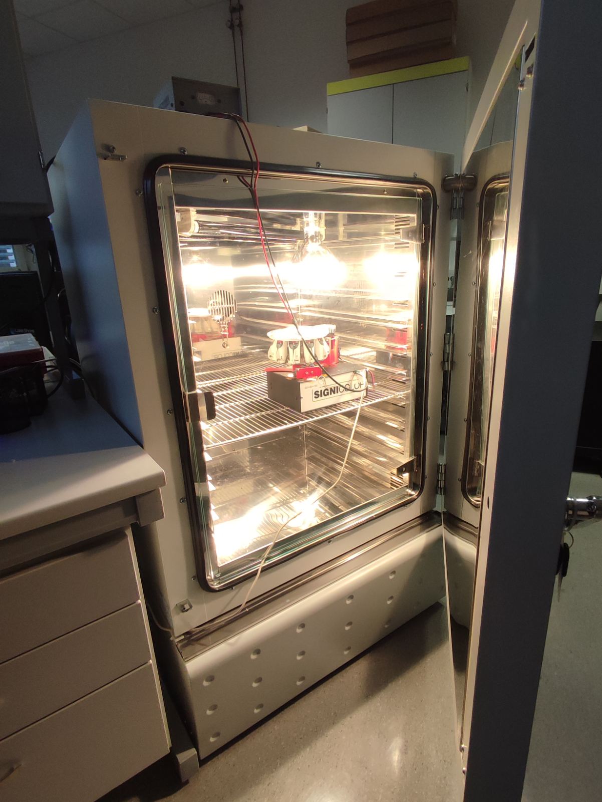 Photocatalytic reactor with rotating magnetic stirrers (Kambič)