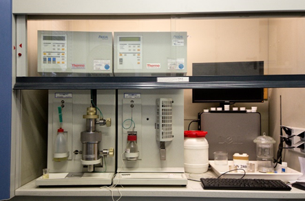 Mercury porosimeter, Thermo Scientific PASCAL 140 (low pressure) and 440 (high pressure)